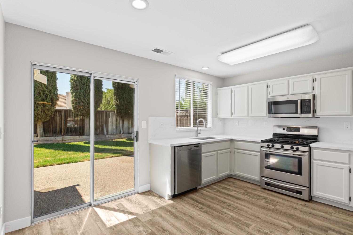 Detail Gallery Image 14 of 31 For 1566 Parkside Ct, Tracy,  CA 95376 - 3 Beds | 2 Baths
