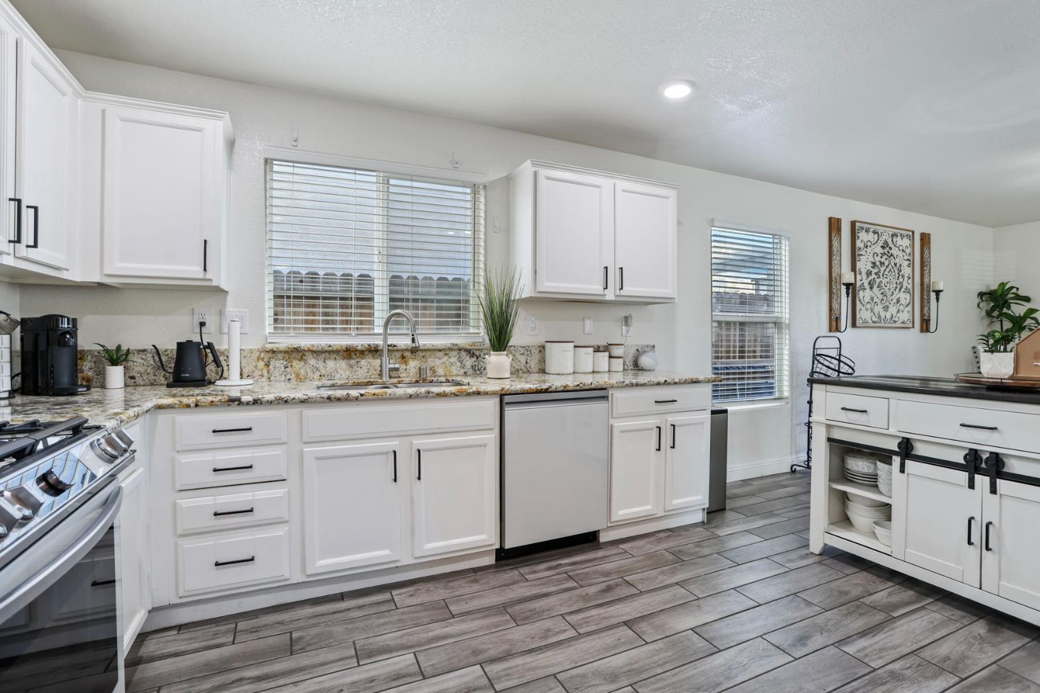 Detail Gallery Image 12 of 41 For 8841 Billfish Way, Sacramento,  CA 95828 - 5 Beds | 2/1 Baths