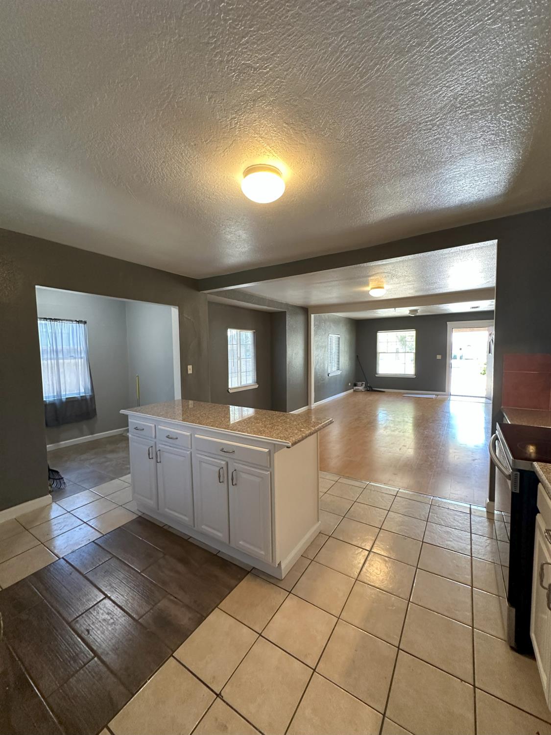 Detail Gallery Image 9 of 20 For 405 Colorado Ave, Modesto,  CA 95351 - 3 Beds | 2 Baths