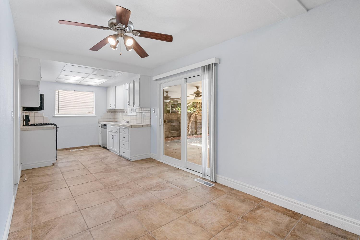 Detail Gallery Image 13 of 40 For 2040 Edgebrook Dr, Modesto,  CA 95354 - 3 Beds | 2 Baths