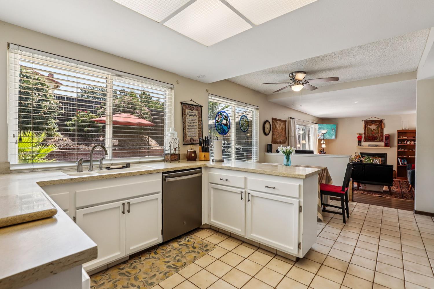 Detail Gallery Image 17 of 55 For 8058 Mesa Oak Way, Citrus Heights,  CA 95610 - 5 Beds | 3 Baths