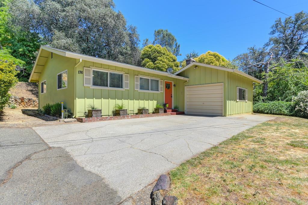Detail Gallery Image 3 of 49 For 176 Mulberry Ln, Auburn,  CA 95603 - 3 Beds | 1 Baths