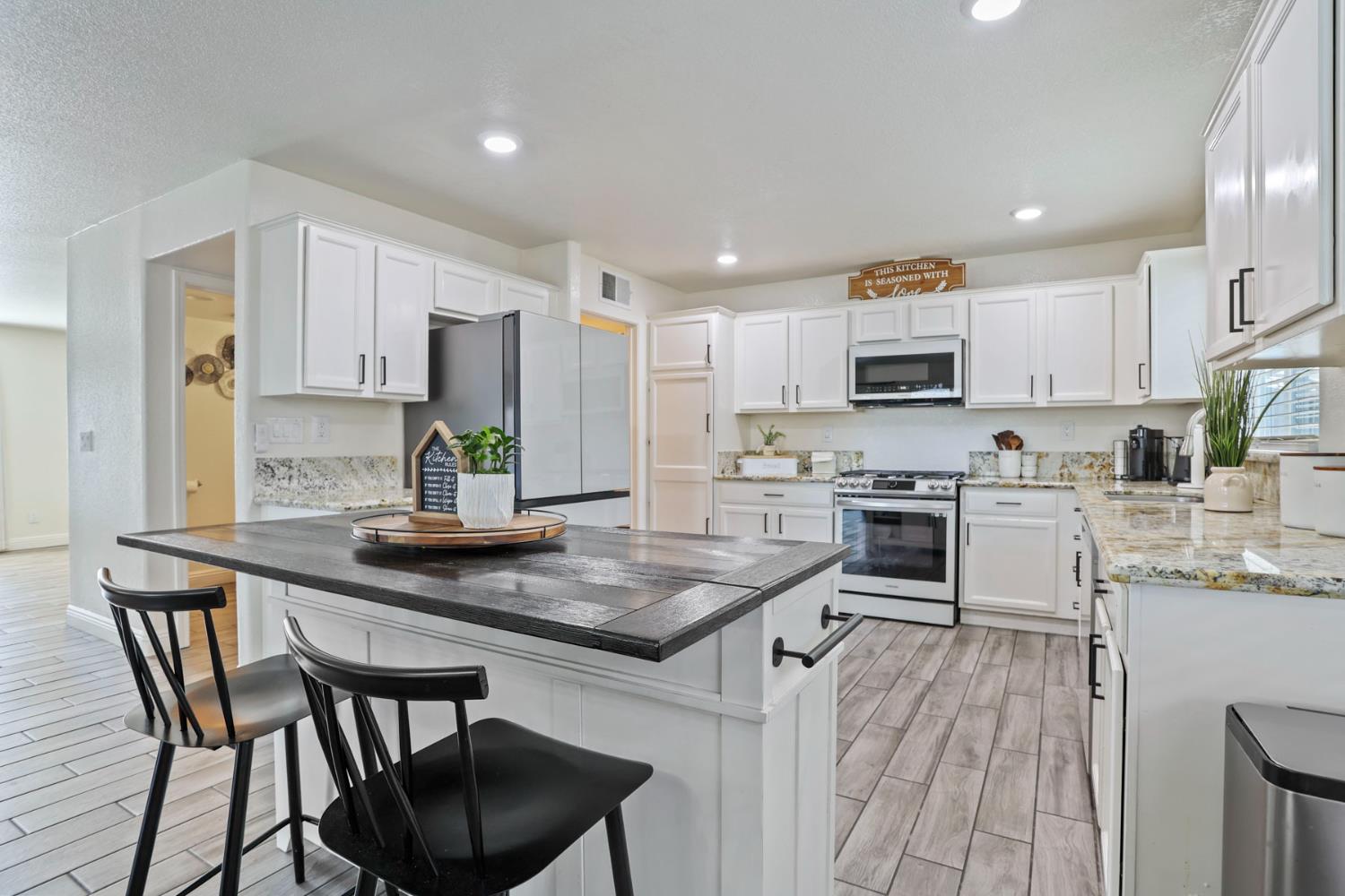 Detail Gallery Image 10 of 41 For 8841 Billfish Way, Sacramento,  CA 95828 - 5 Beds | 2/1 Baths