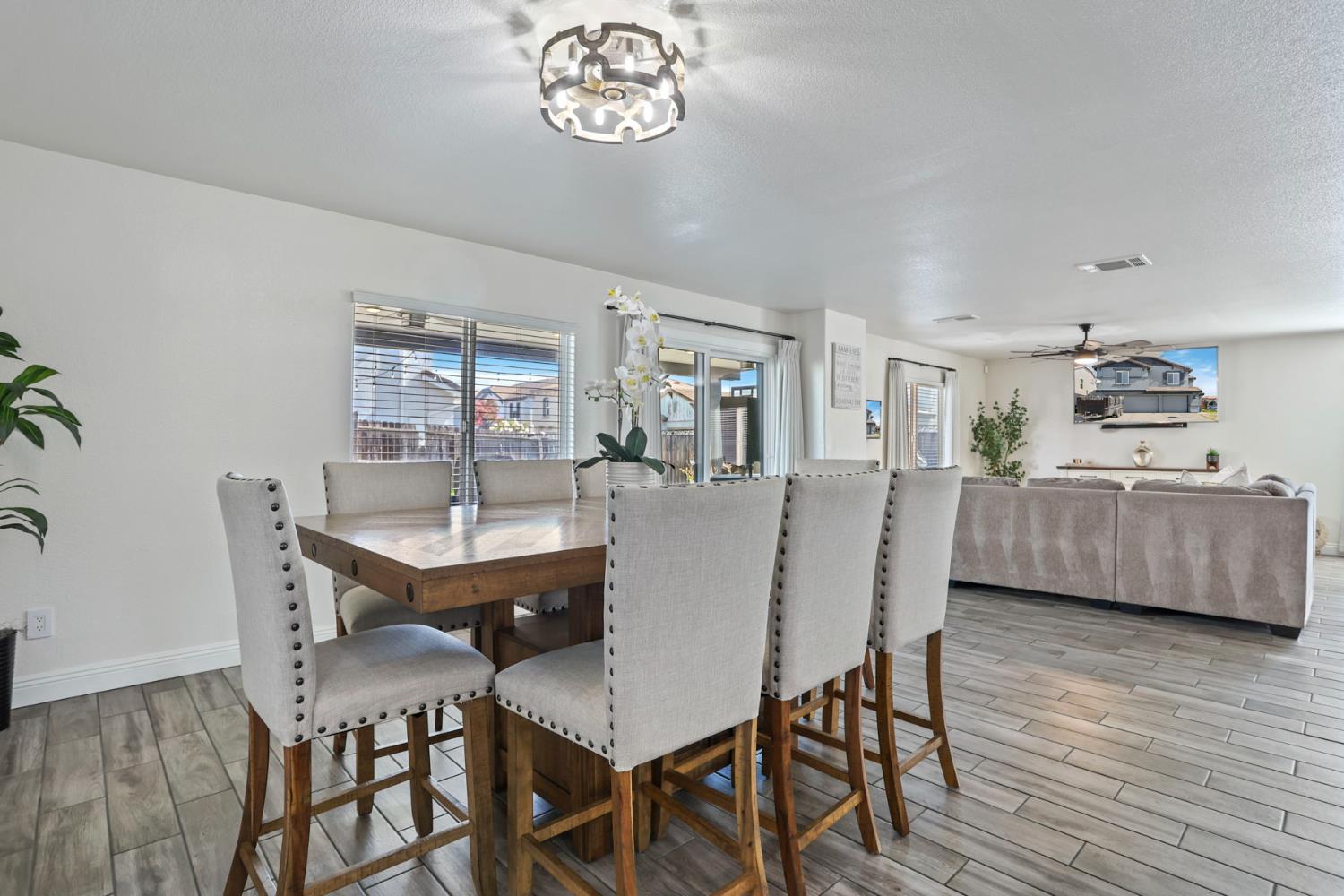 Detail Gallery Image 9 of 41 For 8841 Billfish Way, Sacramento,  CA 95828 - 5 Beds | 2/1 Baths