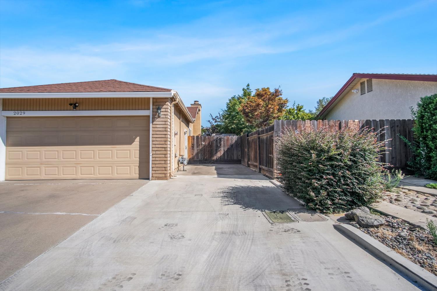 Detail Gallery Image 3 of 17 For 2029 Woodacre Dr, Modesto,  CA 95355 - 3 Beds | 2 Baths