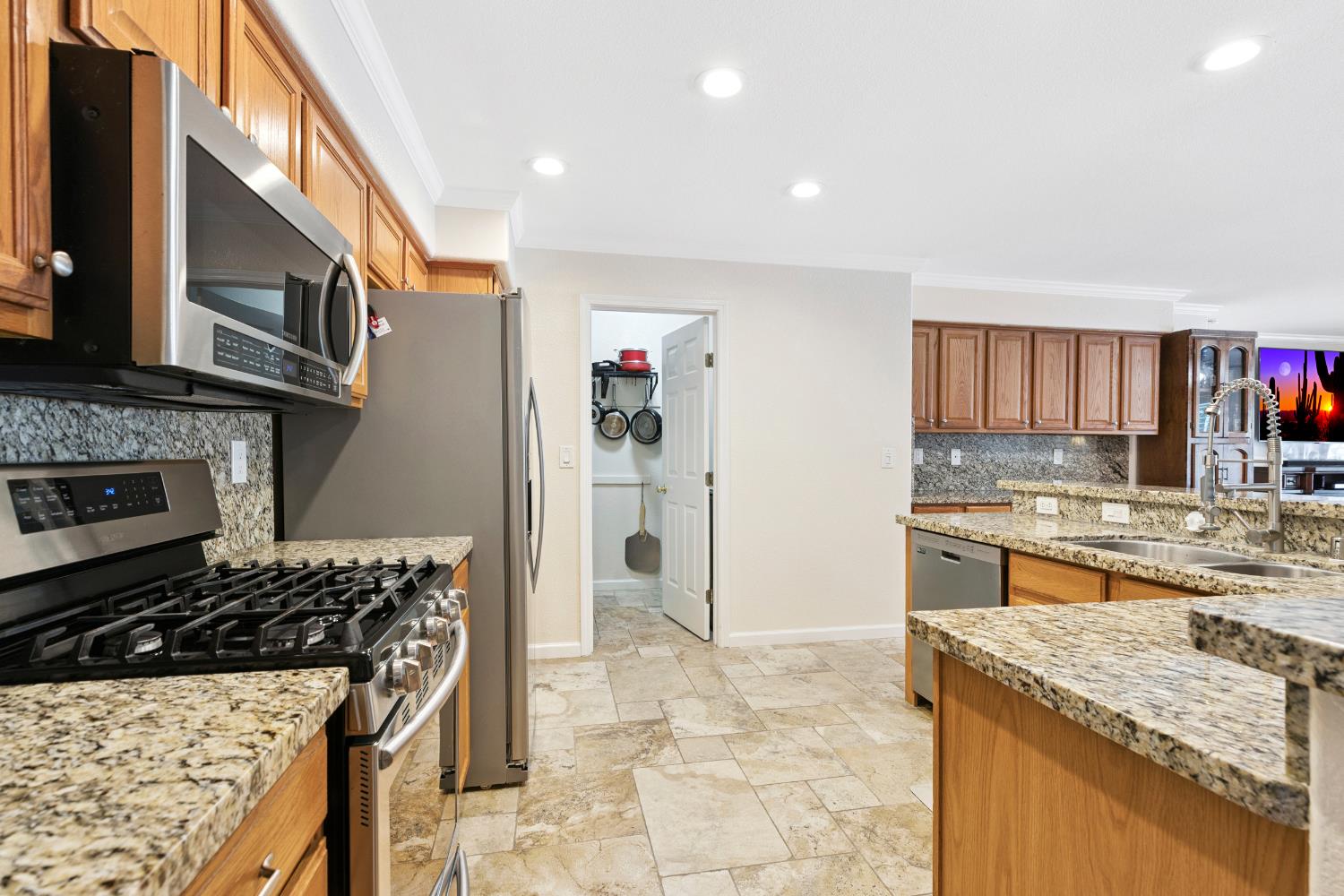 Detail Gallery Image 9 of 46 For 1162 Michelle Ct, Ripon,  CA 95366 - 5 Beds | 2 Baths
