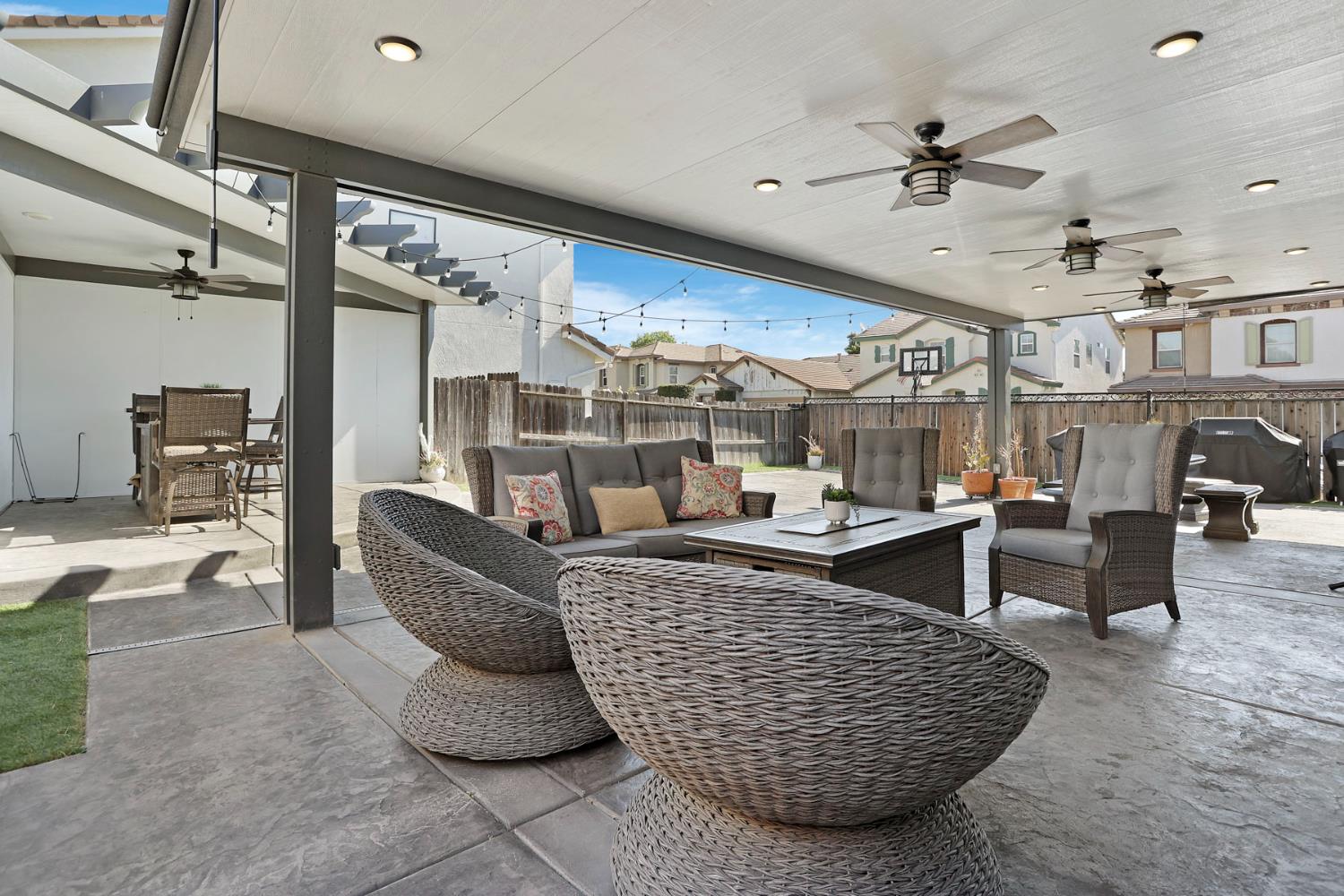 Detail Gallery Image 31 of 41 For 8841 Billfish Way, Sacramento,  CA 95828 - 5 Beds | 2/1 Baths