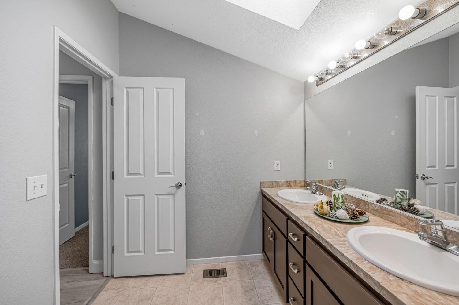 Detail Gallery Image 33 of 46 For 9065 Robbins Rd, Sacramento,  CA 95829 - 4 Beds | 2/1 Baths