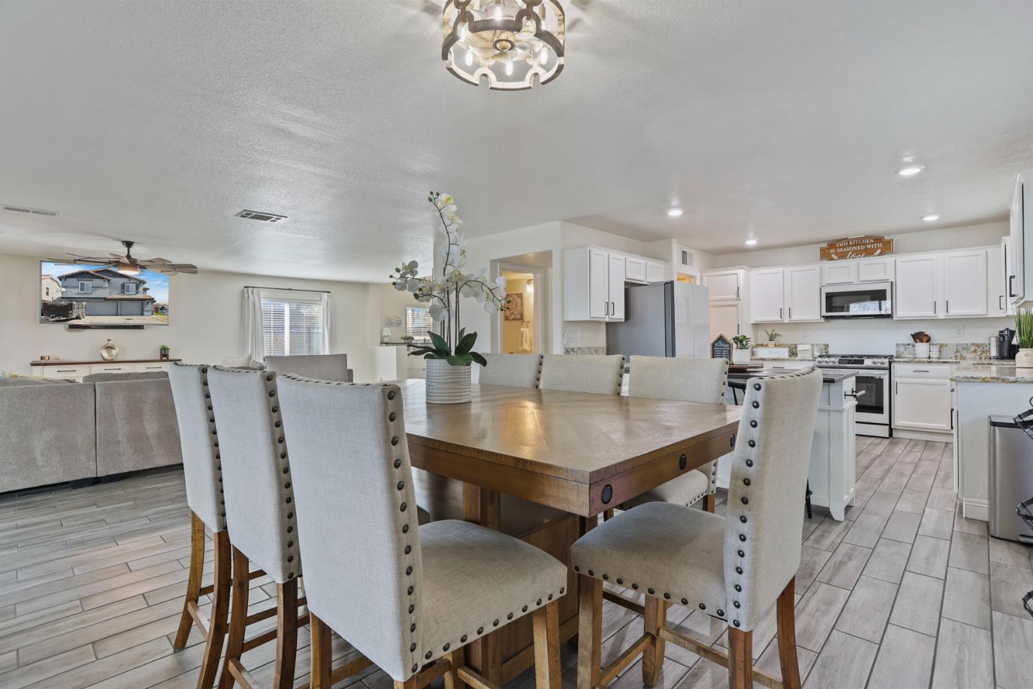 Detail Gallery Image 1 of 41 For 8841 Billfish Way, Sacramento,  CA 95828 - 5 Beds | 2/1 Baths