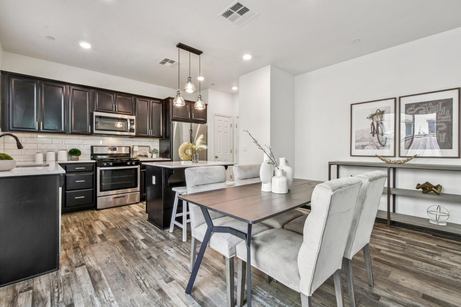 Detail Gallery Image 6 of 25 For 8205 Kramer Ranch Ln, Elk Grove,  CA 95758 - 3 Beds | 2/1 Baths