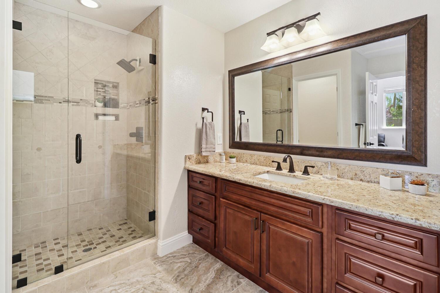 Detail Gallery Image 52 of 92 For 9896 Silvergate Ln, Elk Grove,  CA 95624 - 5 Beds | 3 Baths