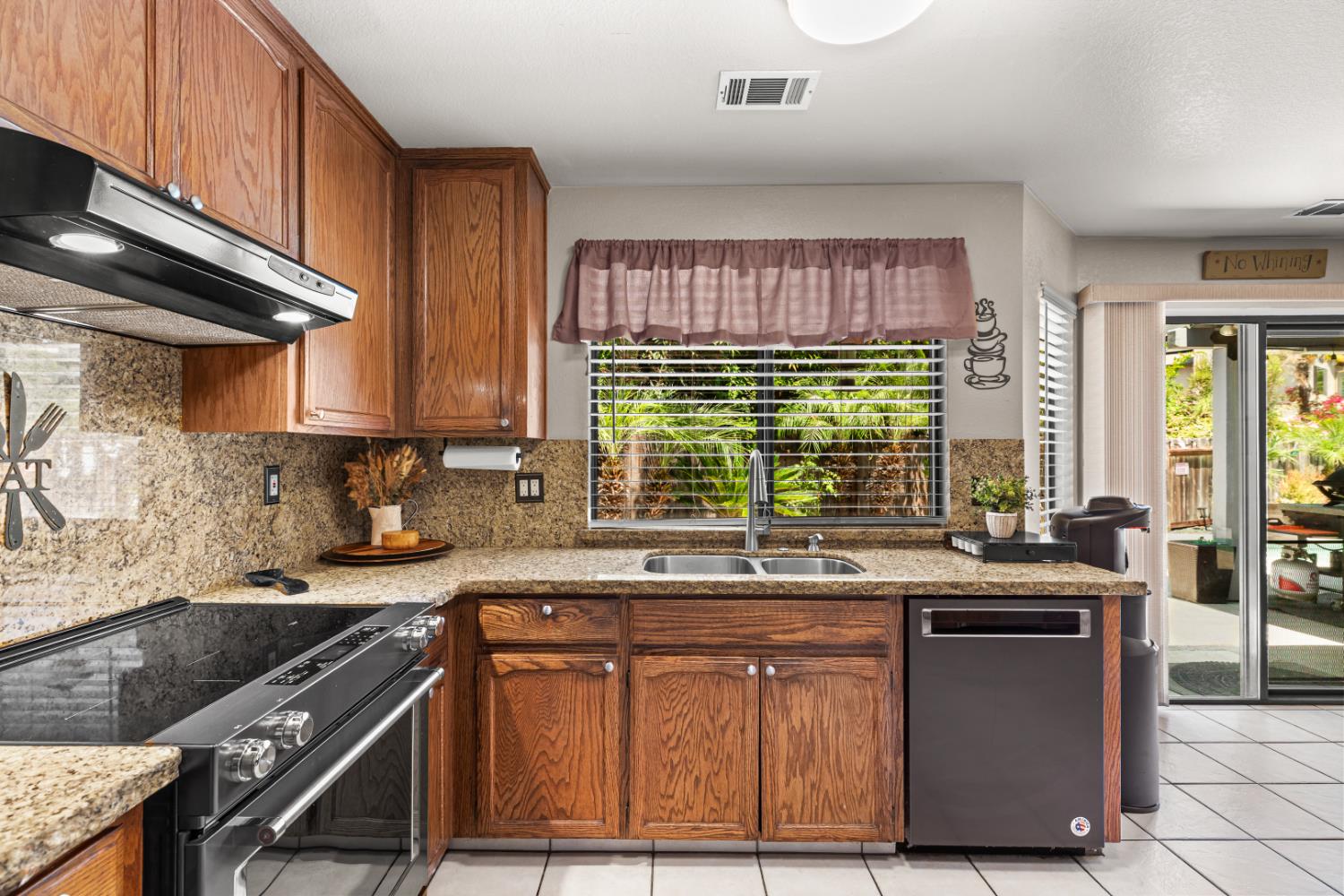 Detail Gallery Image 10 of 39 For 1551 Arnell Pl, Manteca,  CA 95337 - 3 Beds | 2/1 Baths