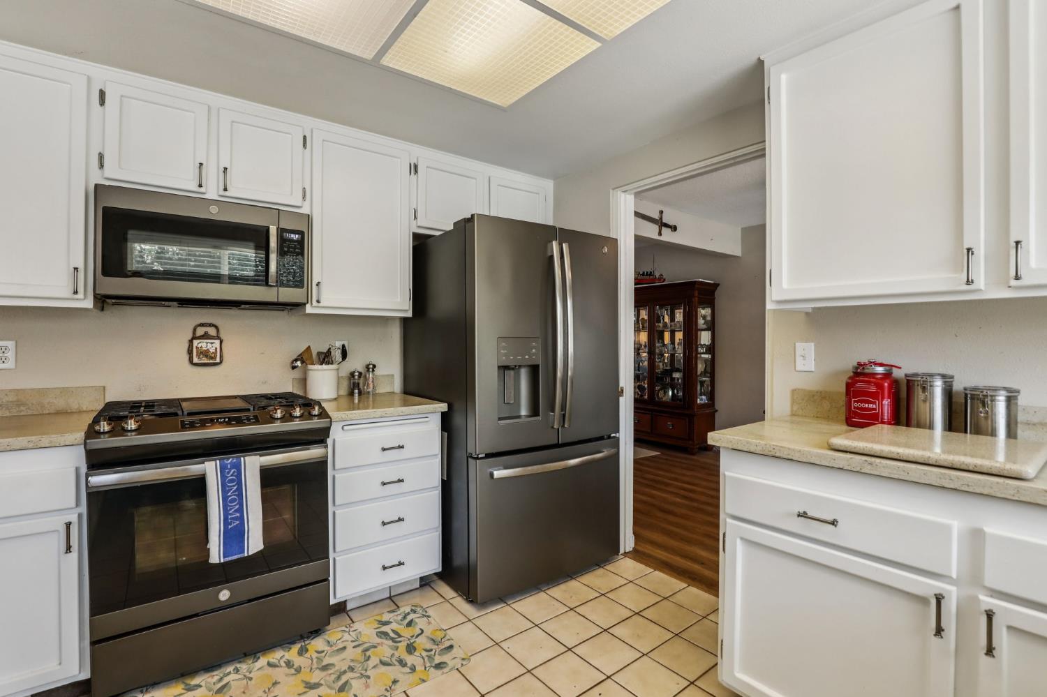 Detail Gallery Image 18 of 55 For 8058 Mesa Oak Way, Citrus Heights,  CA 95610 - 5 Beds | 3 Baths