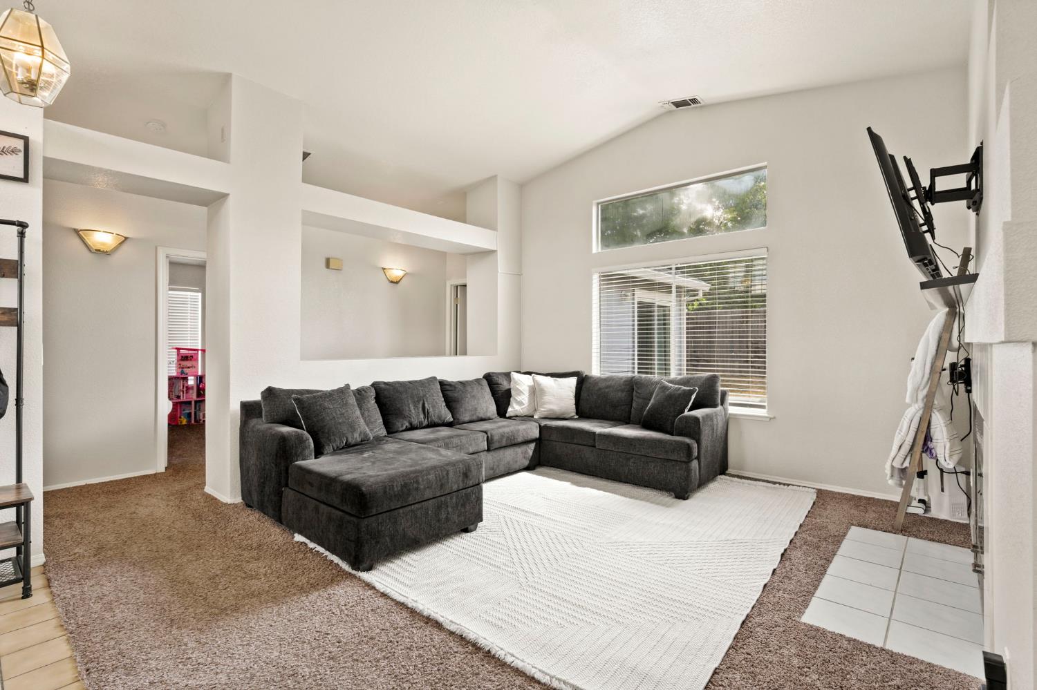Detail Gallery Image 6 of 22 For 5279 Jacinto Ave, Sacramento,  CA 95823 - 3 Beds | 2 Baths