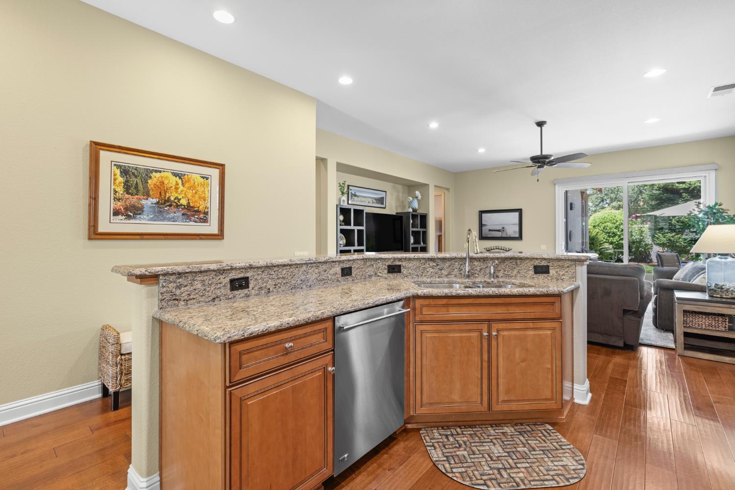 Detail Gallery Image 10 of 32 For 2016 Penstone Loop, Roseville,  CA 95747 - 3 Beds | 2 Baths
