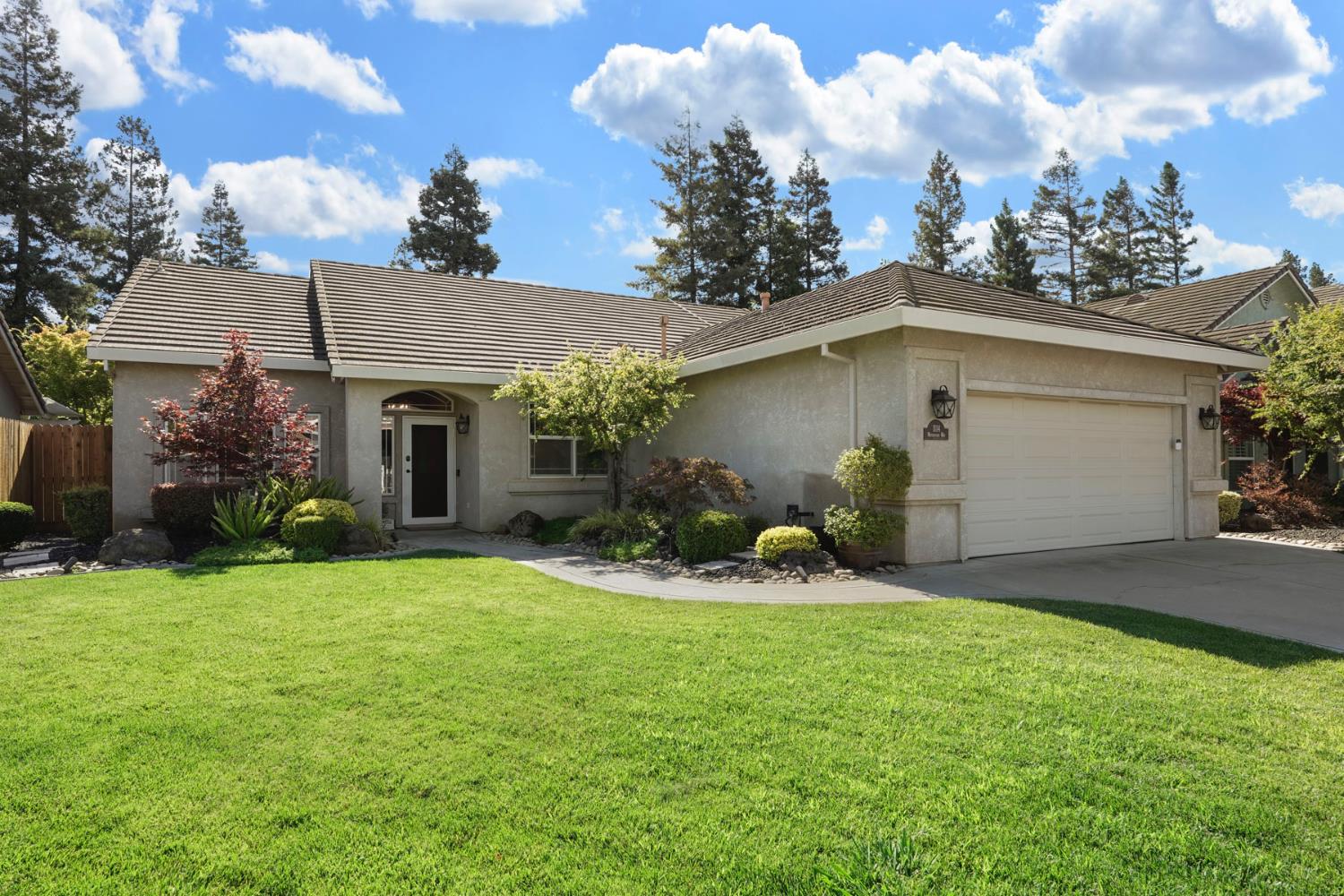 Detail Gallery Image 4 of 43 For 1114 Waterford Way, Lodi,  CA 95242 - 3 Beds | 2 Baths