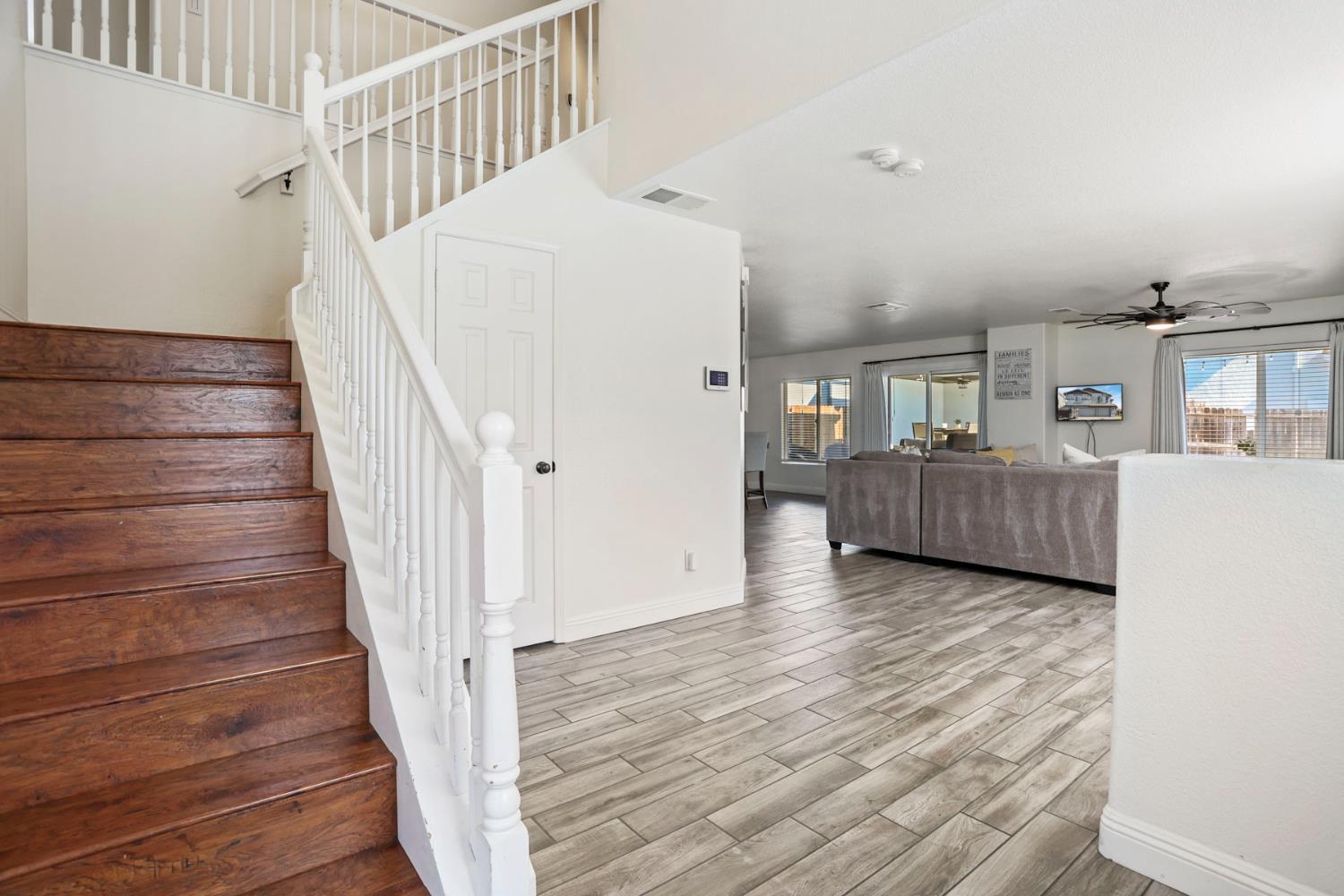 Detail Gallery Image 4 of 41 For 8841 Billfish Way, Sacramento,  CA 95828 - 5 Beds | 2/1 Baths