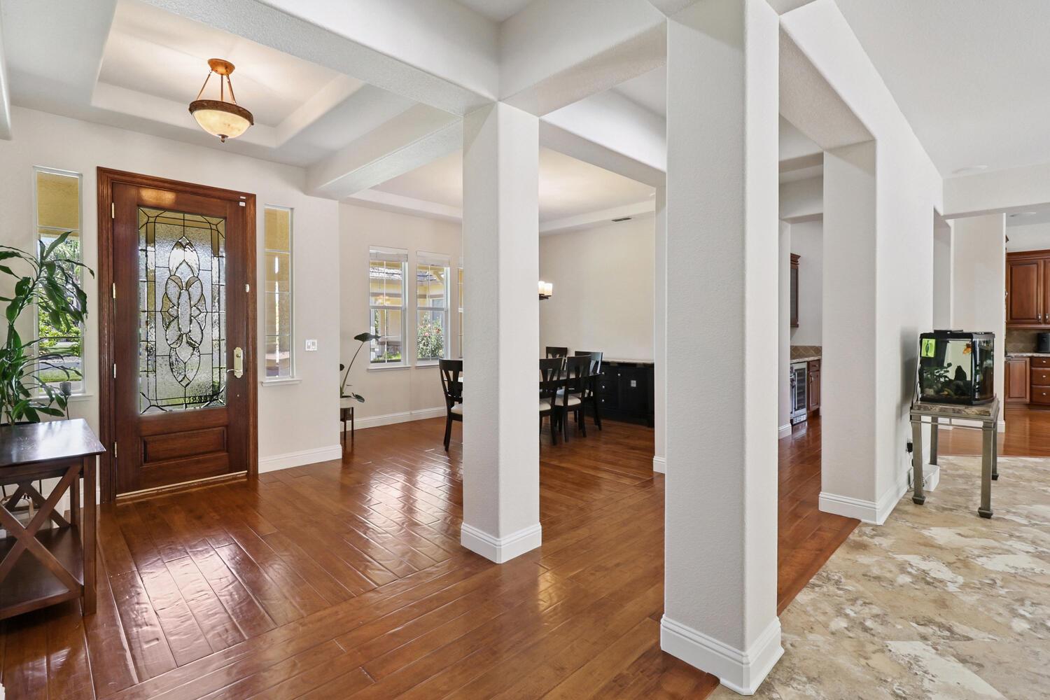 Detail Gallery Image 13 of 92 For 9896 Silvergate Ln, Elk Grove,  CA 95624 - 5 Beds | 3 Baths