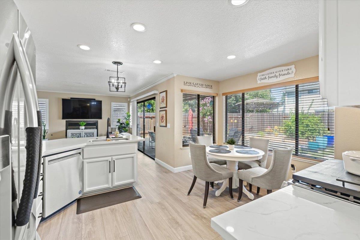 Detail Gallery Image 16 of 41 For 9128 Miners Creek Ct, Elk Grove,  CA 95758 - 4 Beds | 2/1 Baths