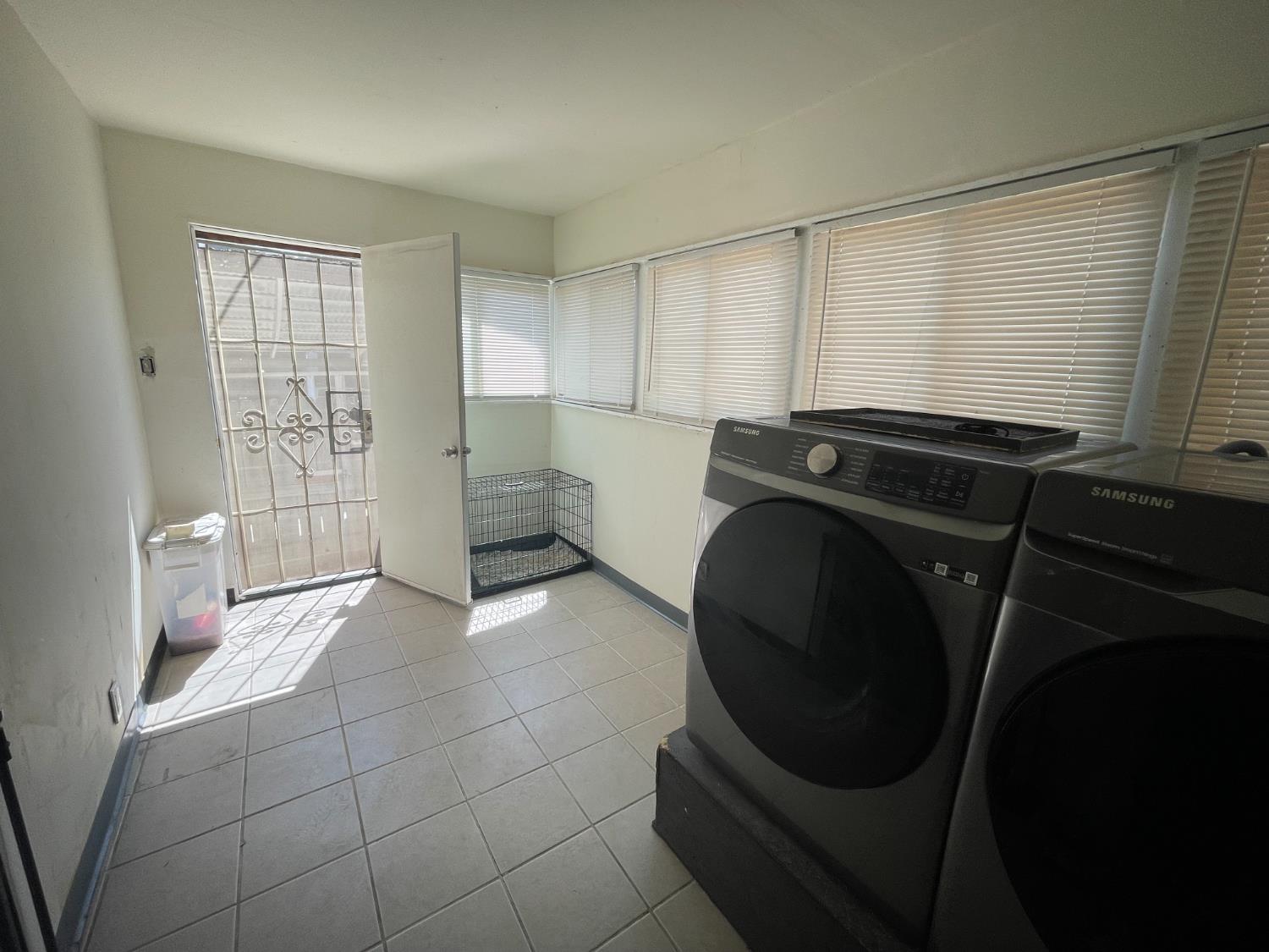Detail Gallery Image 9 of 13 For 122 W Acacia, Stockton,  CA 95202 - 3 Beds | 1/1 Baths
