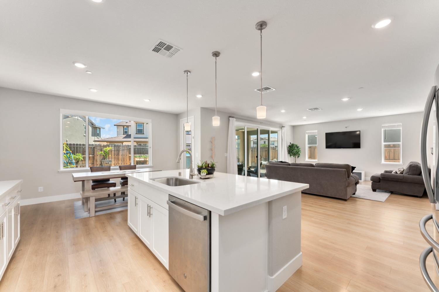 Detail Gallery Image 37 of 83 For 2073 Challenger Way, Roseville,  CA 95747 - 4 Beds | 3/1 Baths