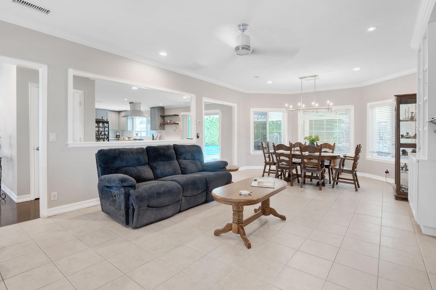 Detail Gallery Image 9 of 31 For 700 Fairview Dr, Woodland,  CA 95695 - 4 Beds | 2/1 Baths