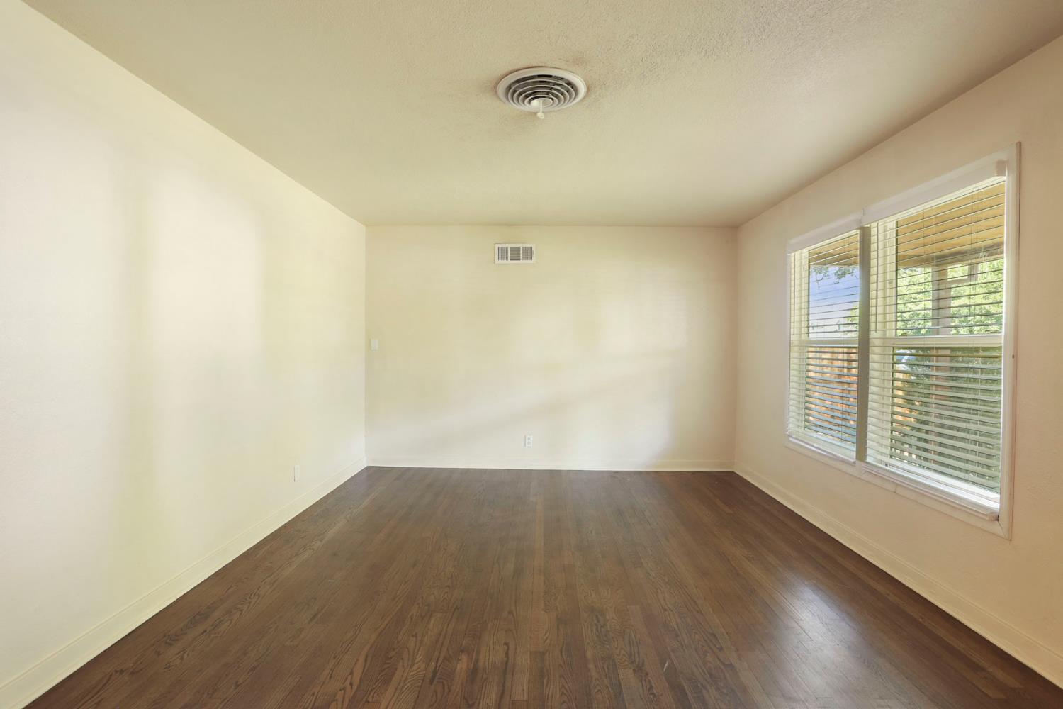 Detail Gallery Image 8 of 60 For 503 E Essex St, Stockton,  CA 95204 - 4 Beds | 2 Baths