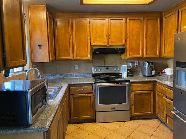Detail Gallery Image 2 of 8 For 1021 Fleetwood Way, Stockton,  CA 95210 - 3 Beds | 2 Baths