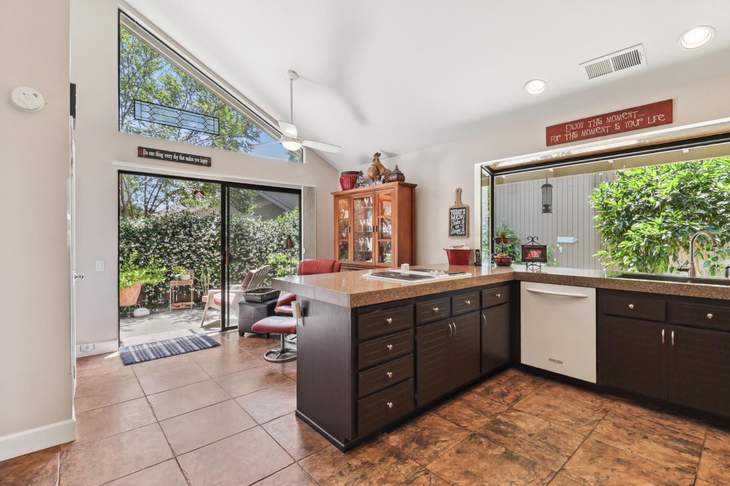 Detail Gallery Image 11 of 99 For 1911 Discovery Village Ln, Gold River,  CA 95670 - 2 Beds | 2 Baths