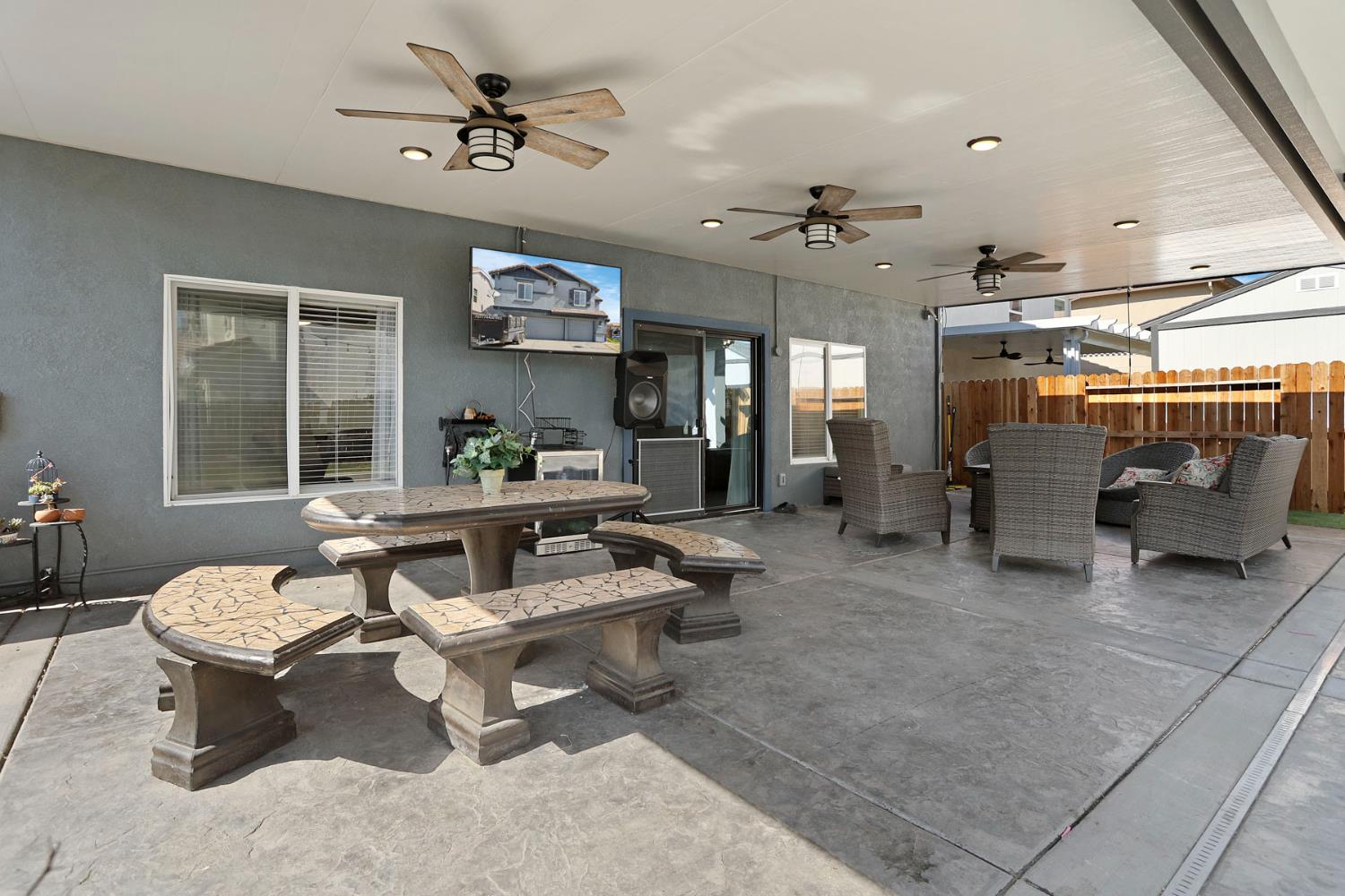 Detail Gallery Image 34 of 41 For 8841 Billfish Way, Sacramento,  CA 95828 - 5 Beds | 2/1 Baths