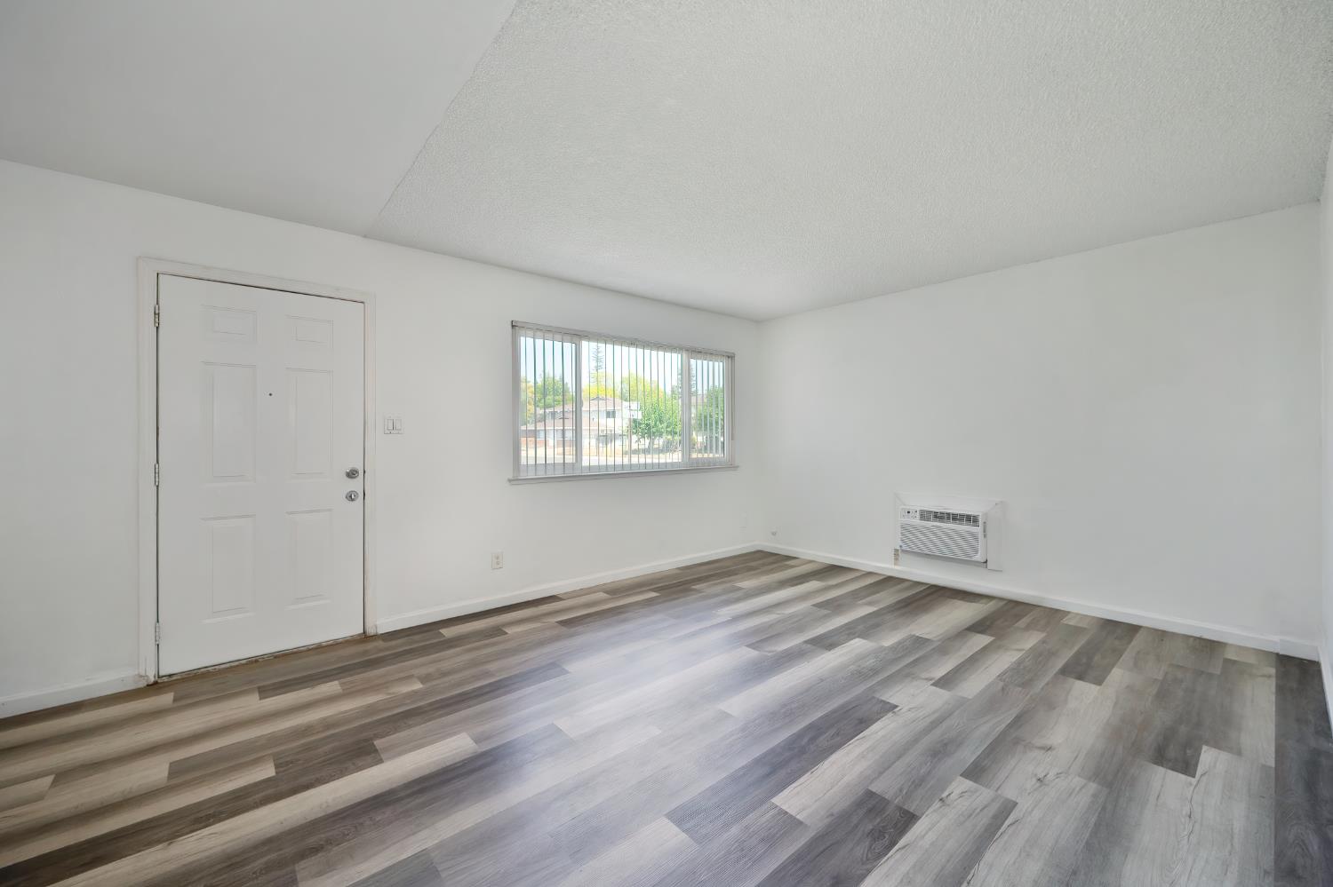 Detail Gallery Image 6 of 18 For 2400 Cava Ct, Sacramento,  CA 95825 - – Beds | – Baths