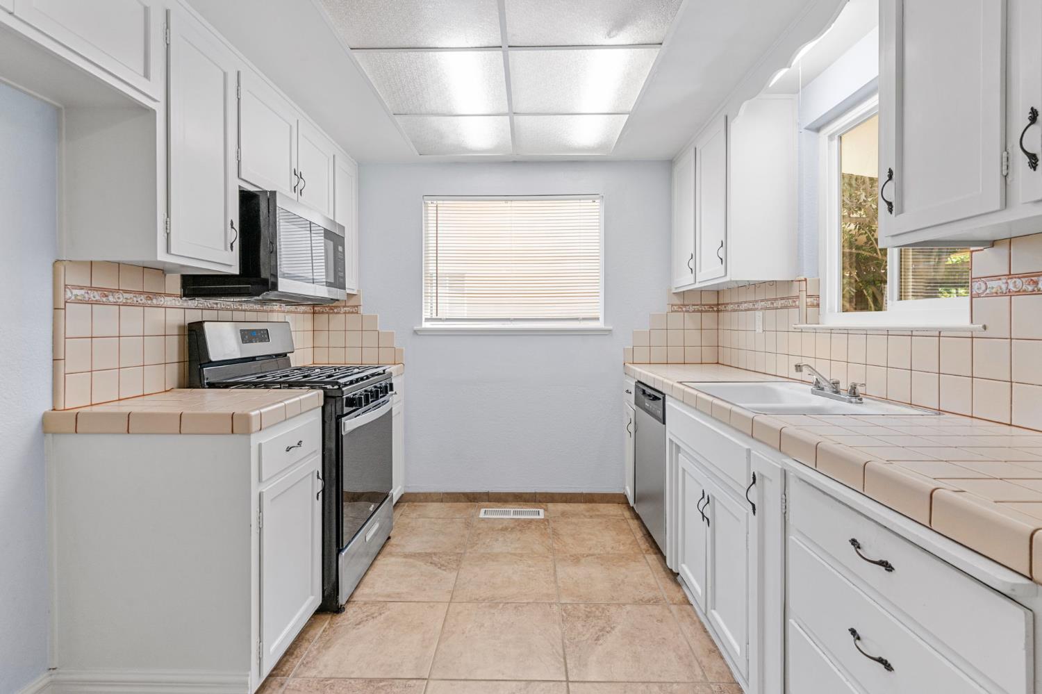 Detail Gallery Image 18 of 40 For 2040 Edgebrook Dr, Modesto,  CA 95354 - 3 Beds | 2 Baths