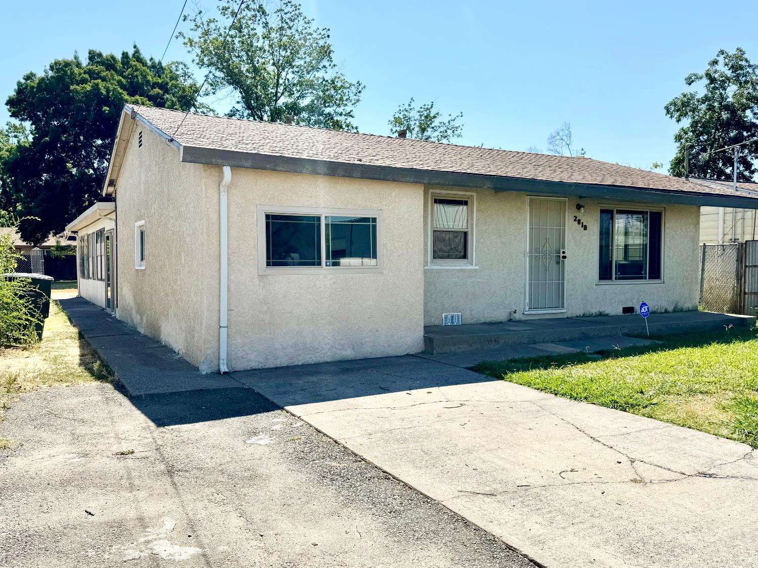 Detail Gallery Image 2 of 19 For 2818 Plover St, Sacramento,  CA 95815 - 4 Beds | 2 Baths