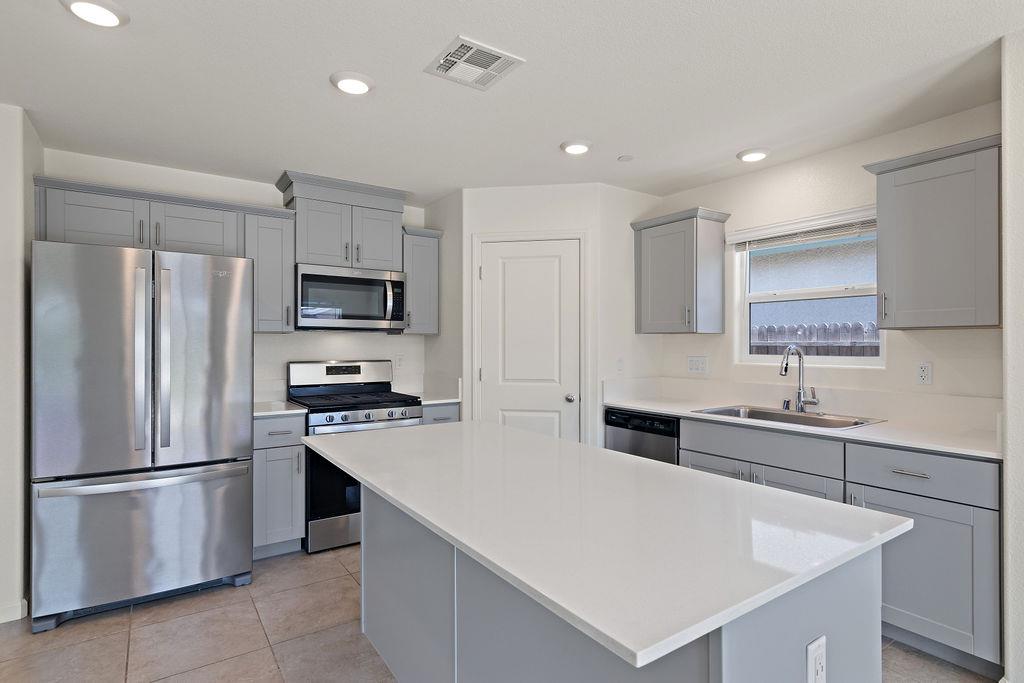 Detail Gallery Image 12 of 37 For 12084 Royal Ct, Waterford,  CA 95386 - 4 Beds | 2 Baths