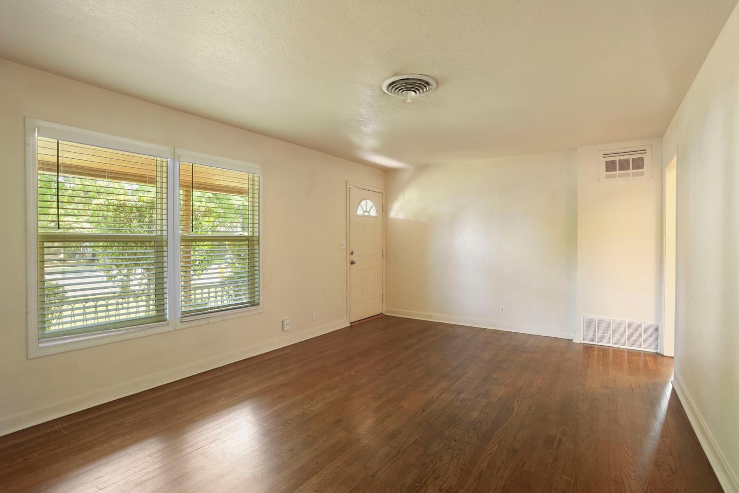 Detail Gallery Image 9 of 60 For 503 E Essex St, Stockton,  CA 95204 - 4 Beds | 2 Baths