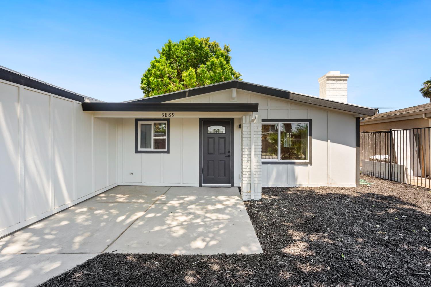 Detail Gallery Image 3 of 23 For 3889 32nd, Sacramento,  CA 95824 - 3 Beds | 2 Baths