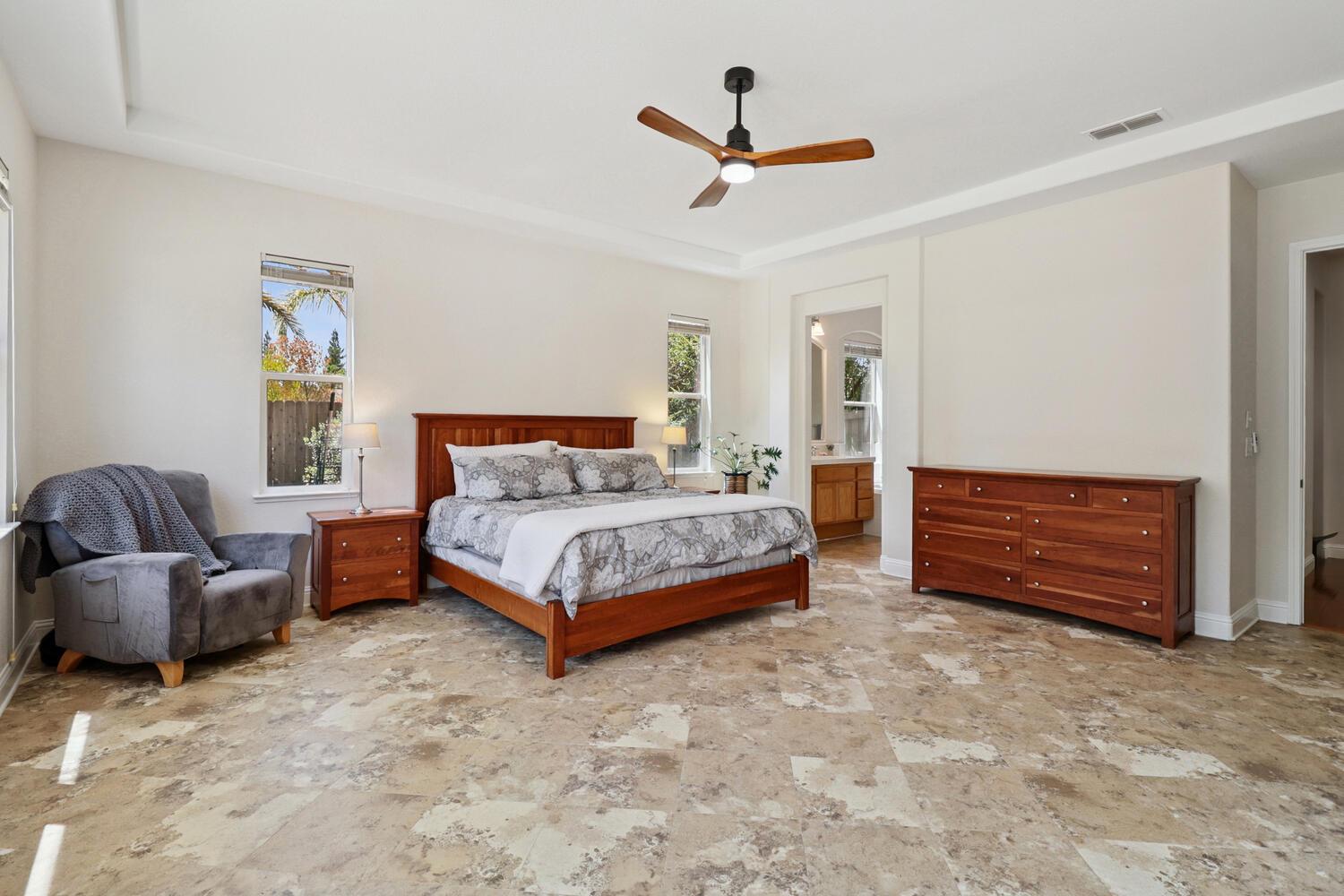 Detail Gallery Image 32 of 92 For 9896 Silvergate Ln, Elk Grove,  CA 95624 - 5 Beds | 3 Baths