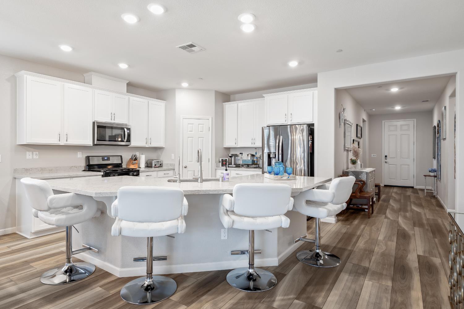 Detail Gallery Image 2 of 11 For 1402 Peterson Pl, Woodland,  CA 95776 - 3 Beds | 2 Baths