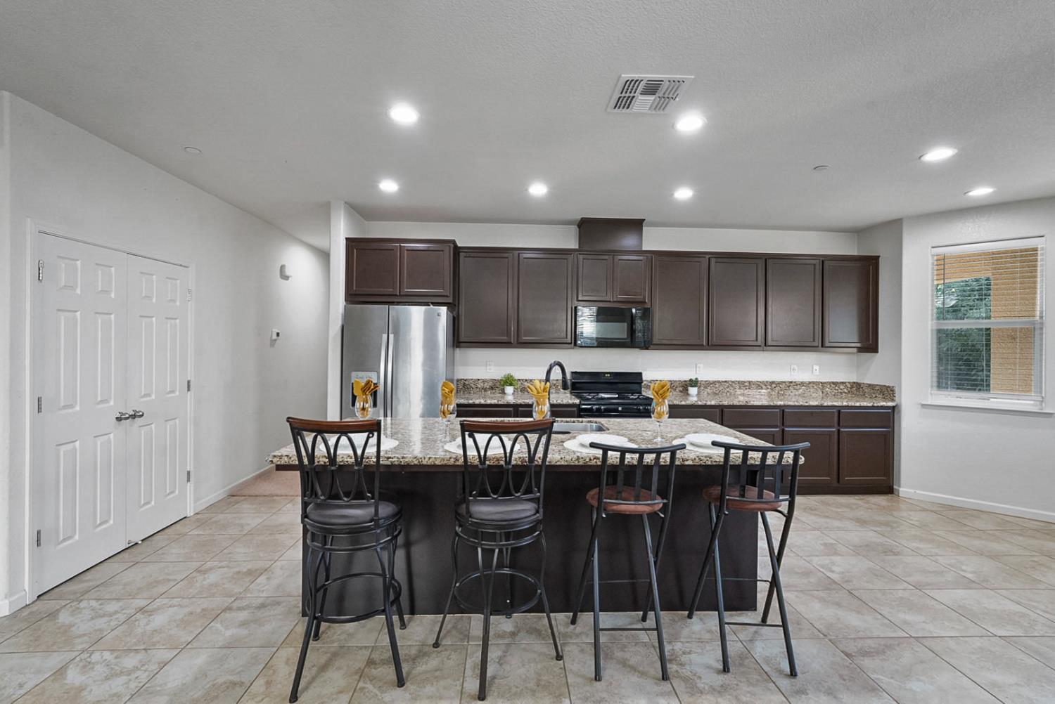 Detail Gallery Image 5 of 41 For 1444 San Pedro St, Los Banos,  CA 93635 - 4 Beds | 2 Baths
