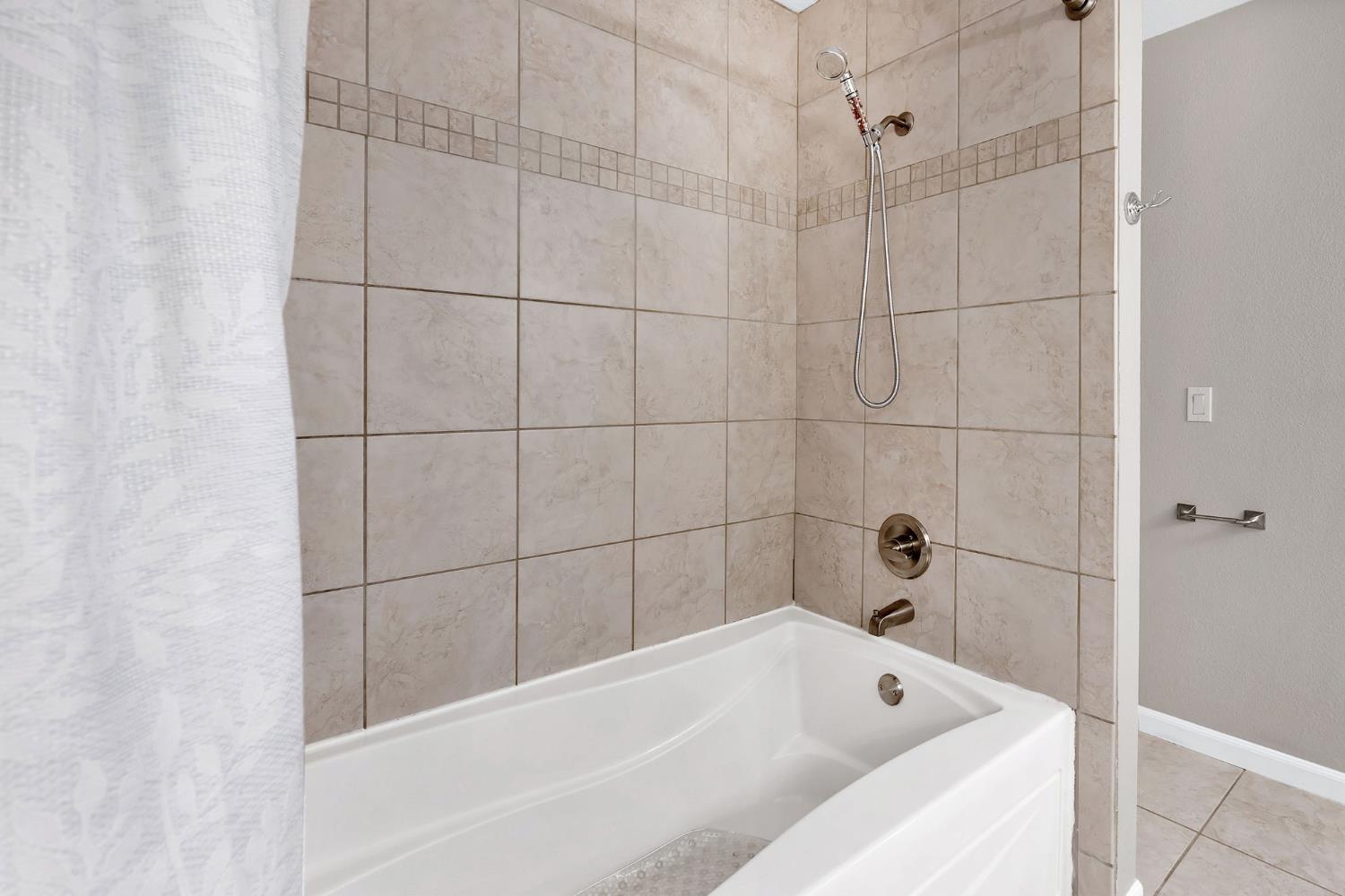 Detail Gallery Image 23 of 31 For 700 Fairview Dr, Woodland,  CA 95695 - 4 Beds | 2/1 Baths