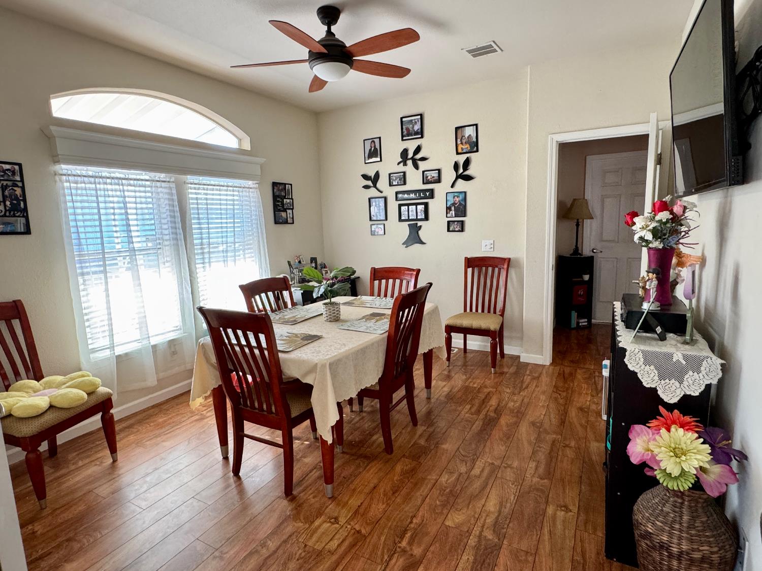 Detail Gallery Image 7 of 17 For 1330 Queen Way 27, Livingston,  CA 95334 - 2 Beds | 3 Baths