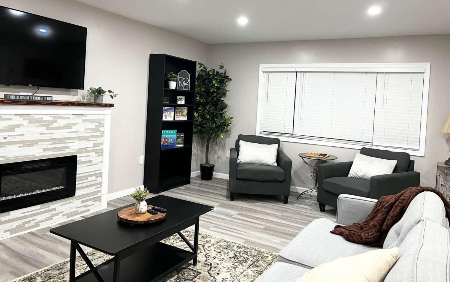 Detail Gallery Image 4 of 25 For 705 Maple Dr, Roseville,  CA 95678 - 2 Beds | 1 Baths