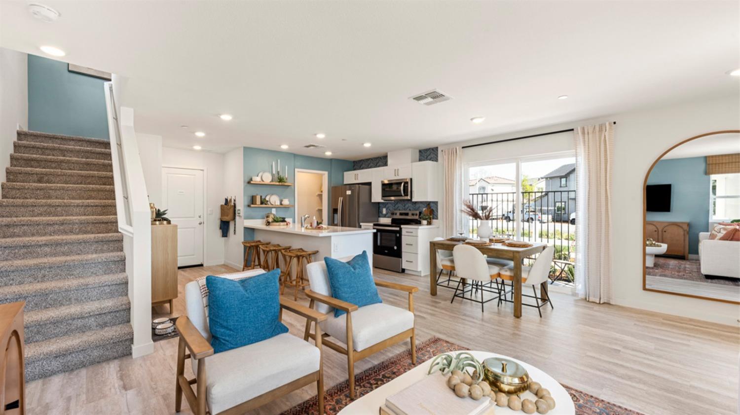 Detail Gallery Image 5 of 11 For 137 Sky Line Ridge Loop, Sacramento,  CA 95834 - 3 Beds | 2 Baths