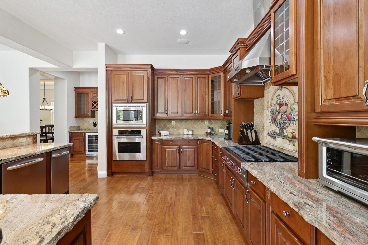 Detail Gallery Image 24 of 92 For 9896 Silvergate Ln, Elk Grove,  CA 95624 - 5 Beds | 3 Baths
