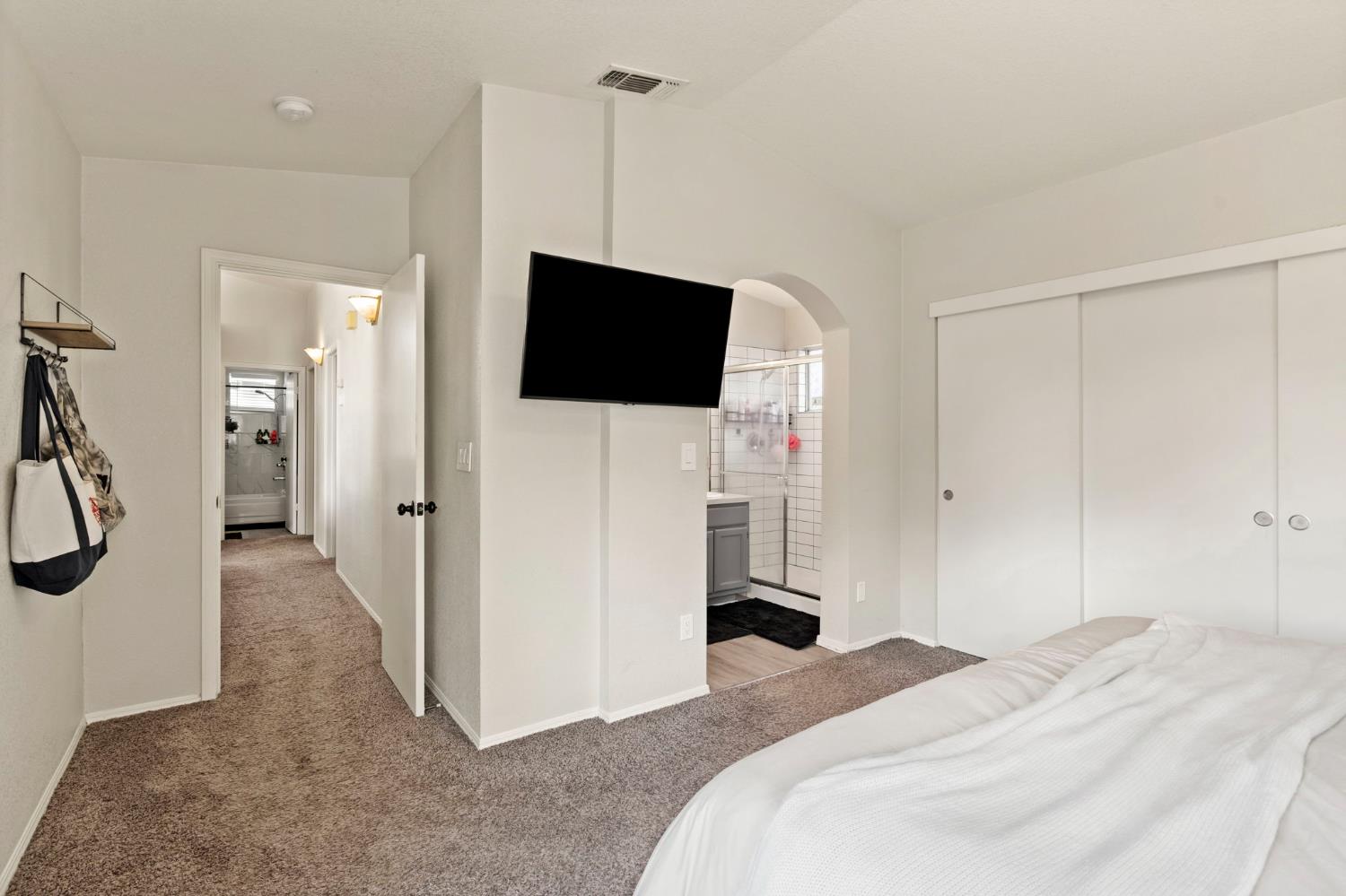 Detail Gallery Image 12 of 22 For 5279 Jacinto Ave, Sacramento,  CA 95823 - 3 Beds | 2 Baths