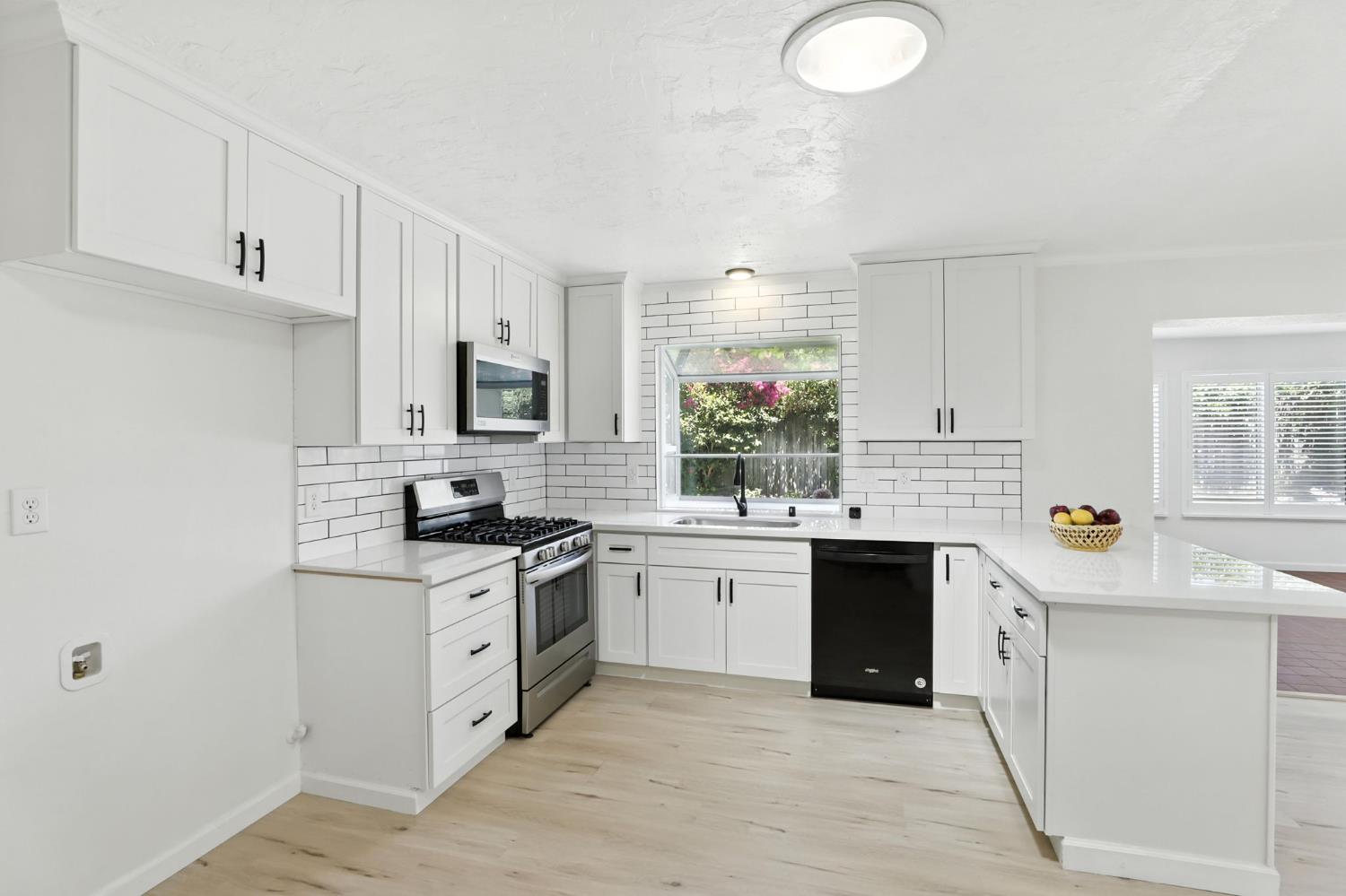 Detail Gallery Image 9 of 37 For 7969 Glenbar Way, Fair Oaks,  CA 95628 - 4 Beds | 2/1 Baths