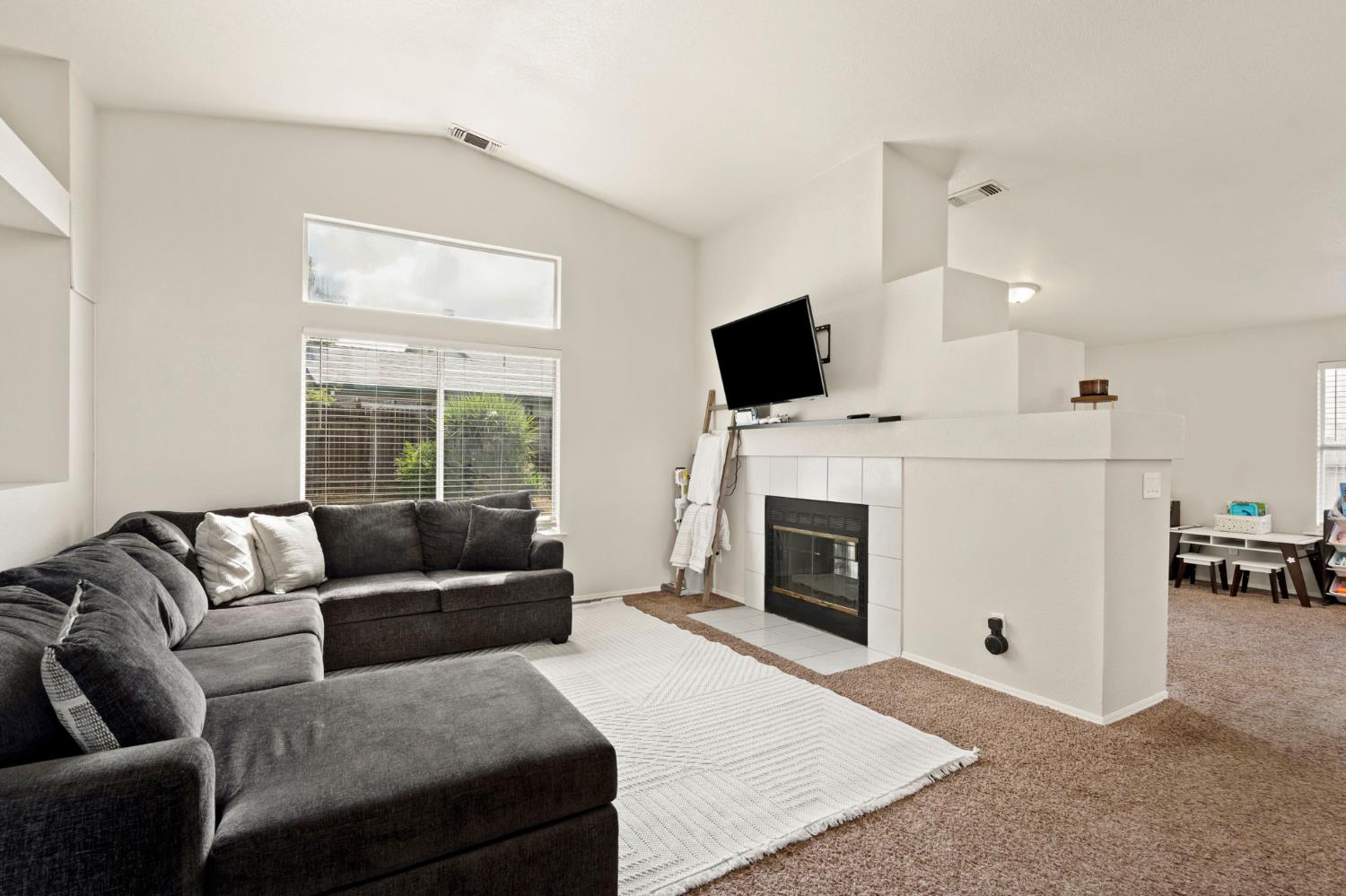 Detail Gallery Image 1 of 22 For 5279 Jacinto Ave, Sacramento,  CA 95823 - 3 Beds | 2 Baths