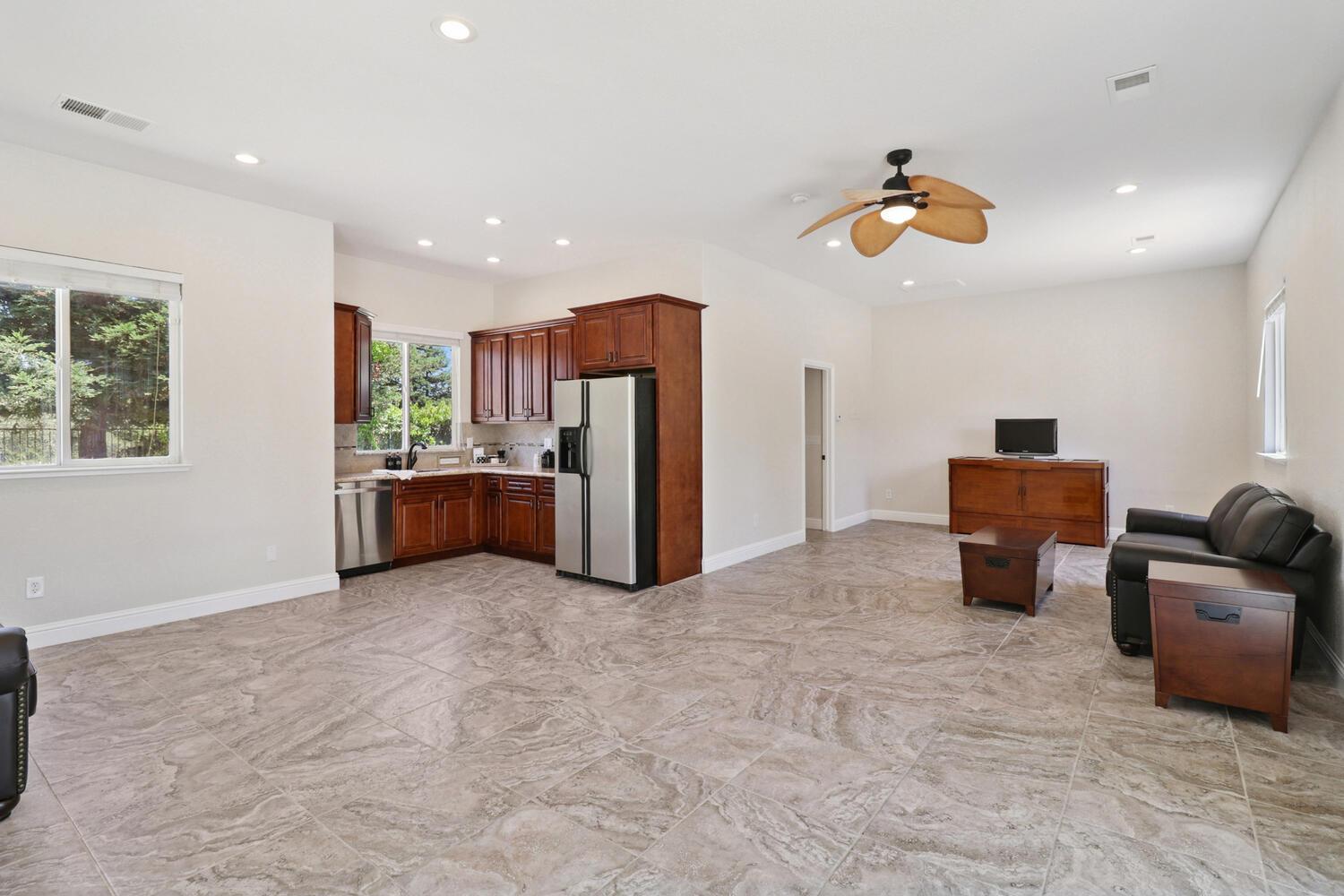 Detail Gallery Image 47 of 92 For 9896 Silvergate Ln, Elk Grove,  CA 95624 - 5 Beds | 3 Baths