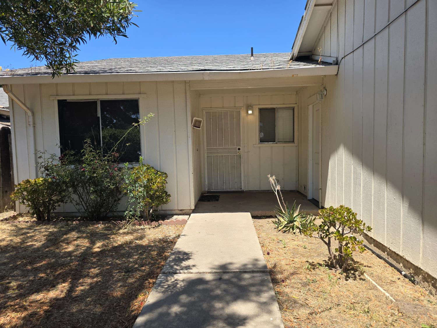 Detail Gallery Image 1 of 22 For 1957 Comstock Dr, Stockton,  CA 95209 - – Beds | – Baths