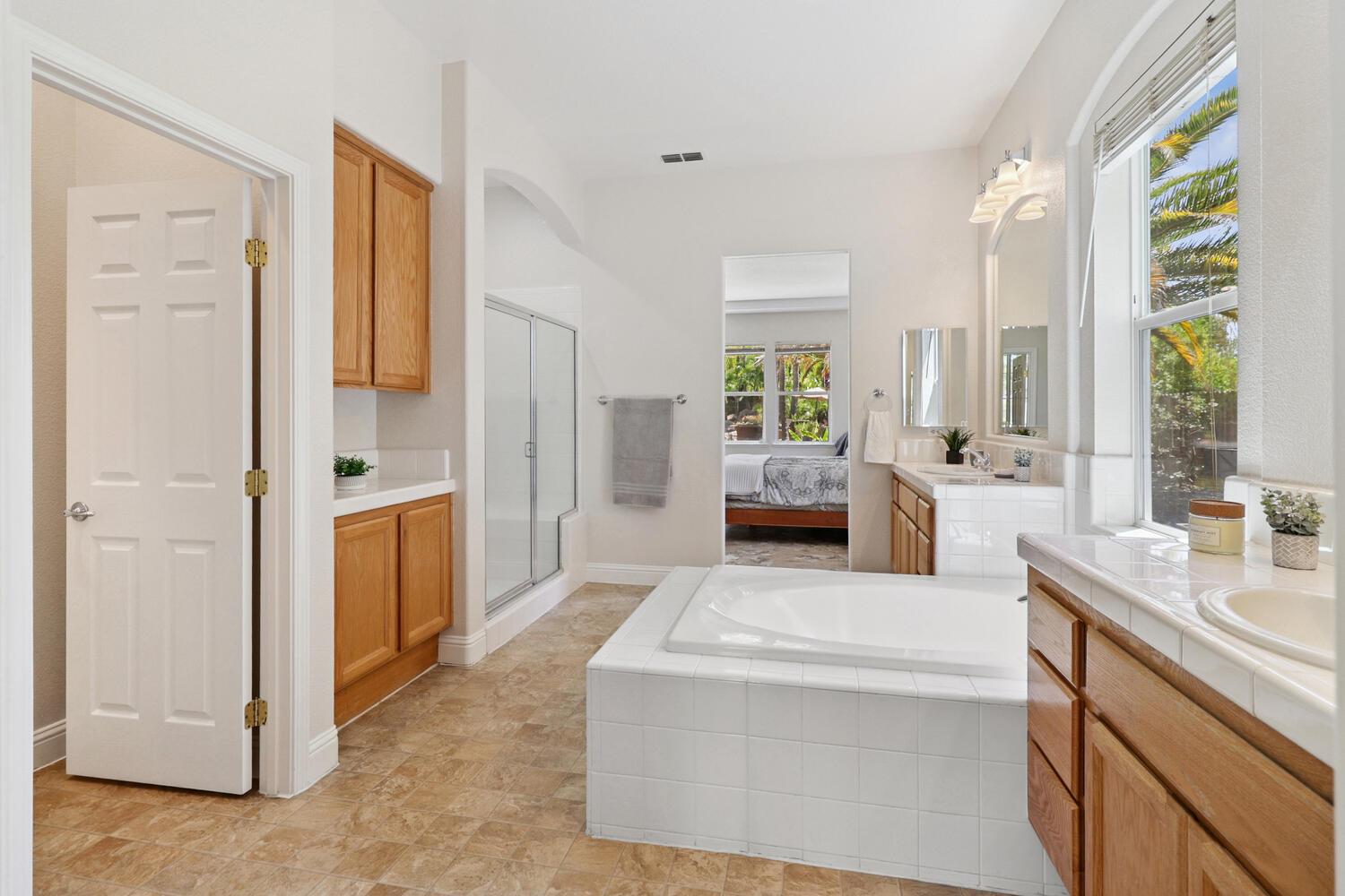 Detail Gallery Image 36 of 92 For 9896 Silvergate Ln, Elk Grove,  CA 95624 - 5 Beds | 3 Baths